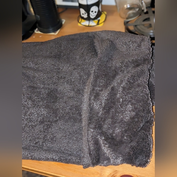 Pair of perfect brown fuzzy pillow cases - Picture 4 of 6